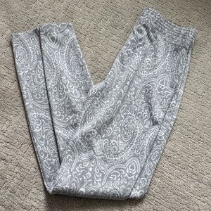 Abercrombie and Fitch women’s Gray Paisley Patterned Leggings